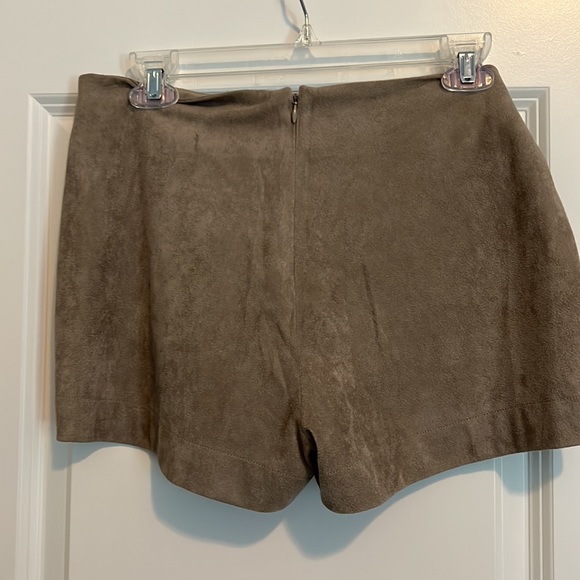 Cupcakes and Cashmere size 6 shorts faux suede - Picture 5 of 10